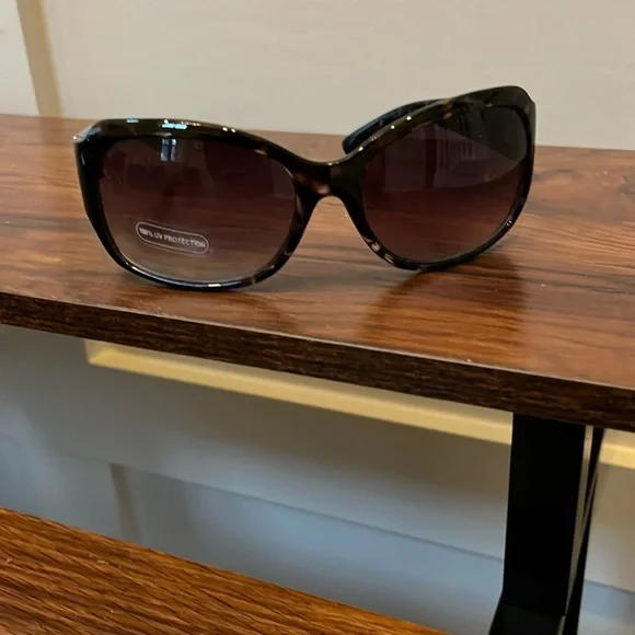 Chico’s Black/Tortoise Sunglasses Chico main image 4